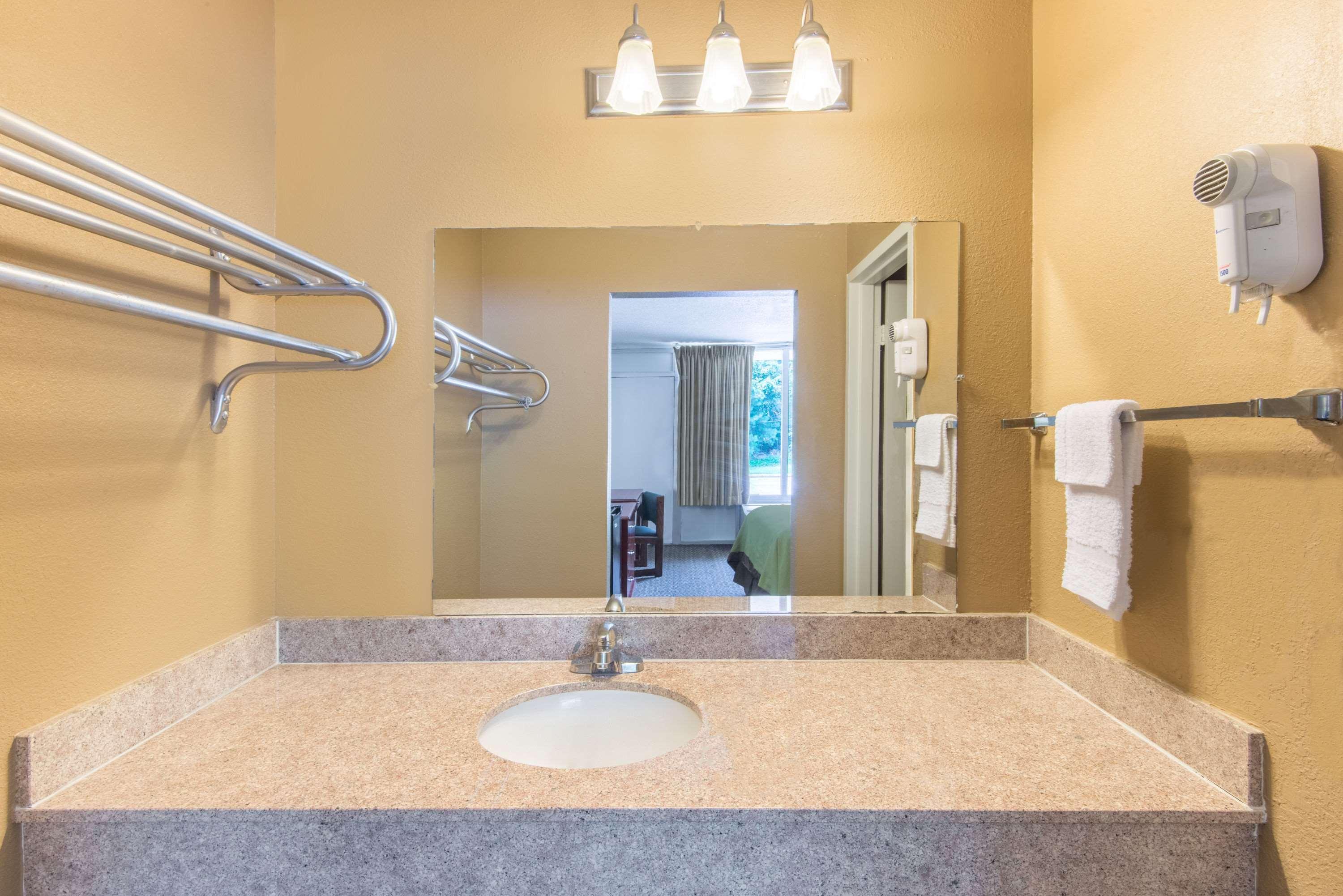 Days Inn By Wyndham Clanton Al Bagian luar foto
