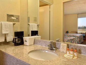 Days Inn By Wyndham Clanton Al Bagian luar foto