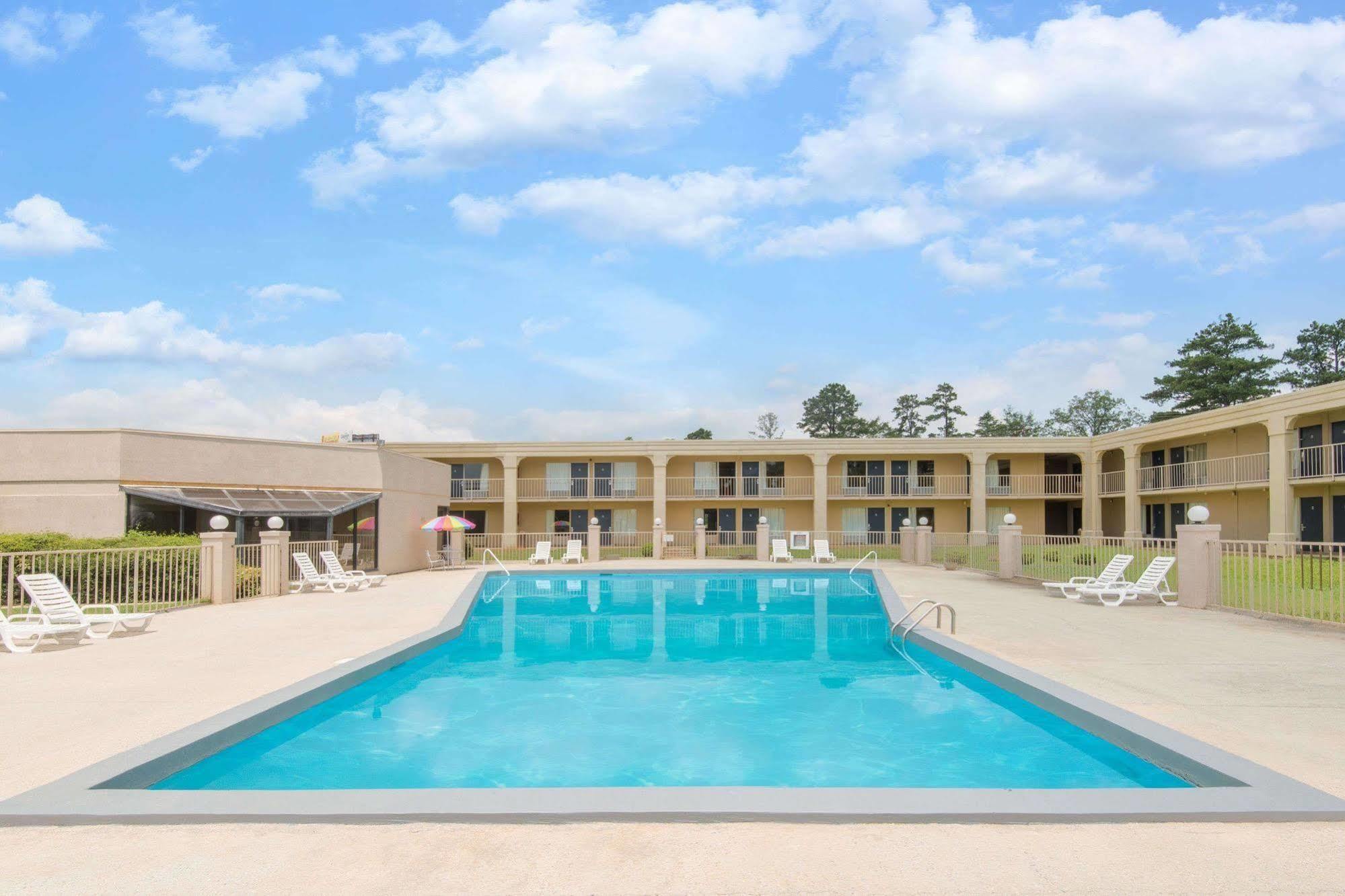 Days Inn By Wyndham Clanton Al Bagian luar foto